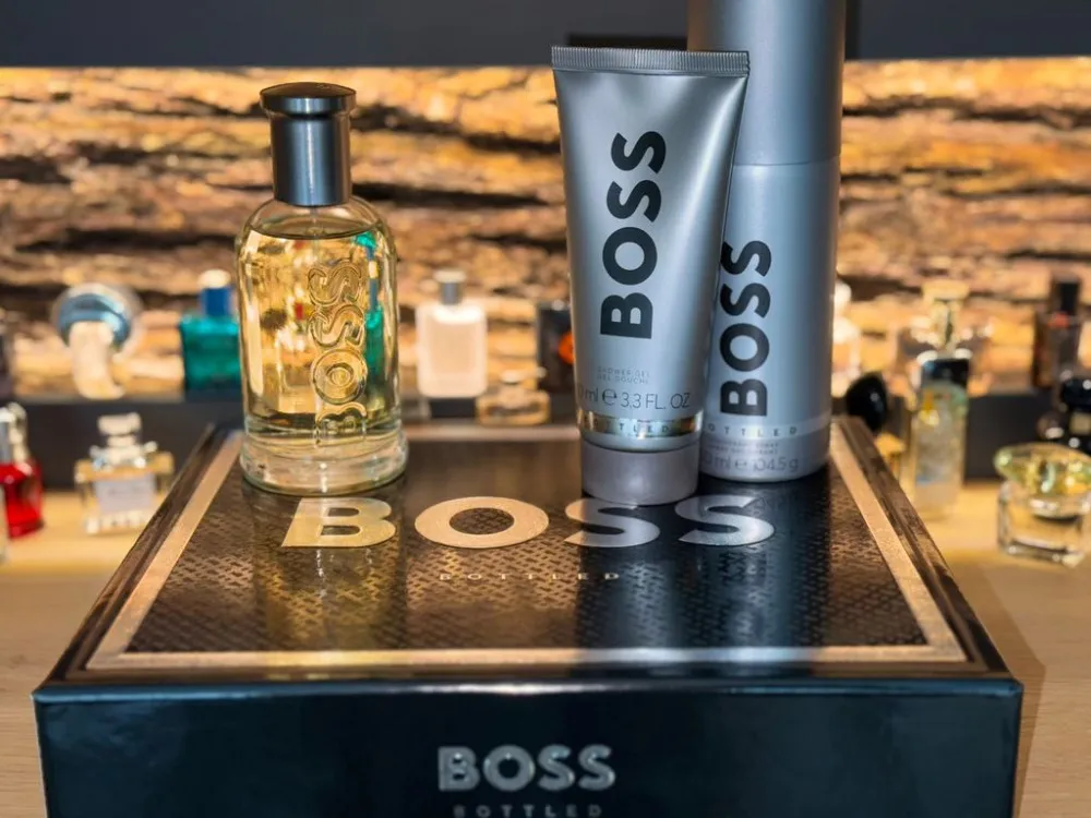 Boss Bottled Geschenkset für Männer Eau de Toilette 100 ml + Duschgel 100 ml + Deospray 150 ml 100 ml + sprchový gel 100 ml + deosprej 150 ml