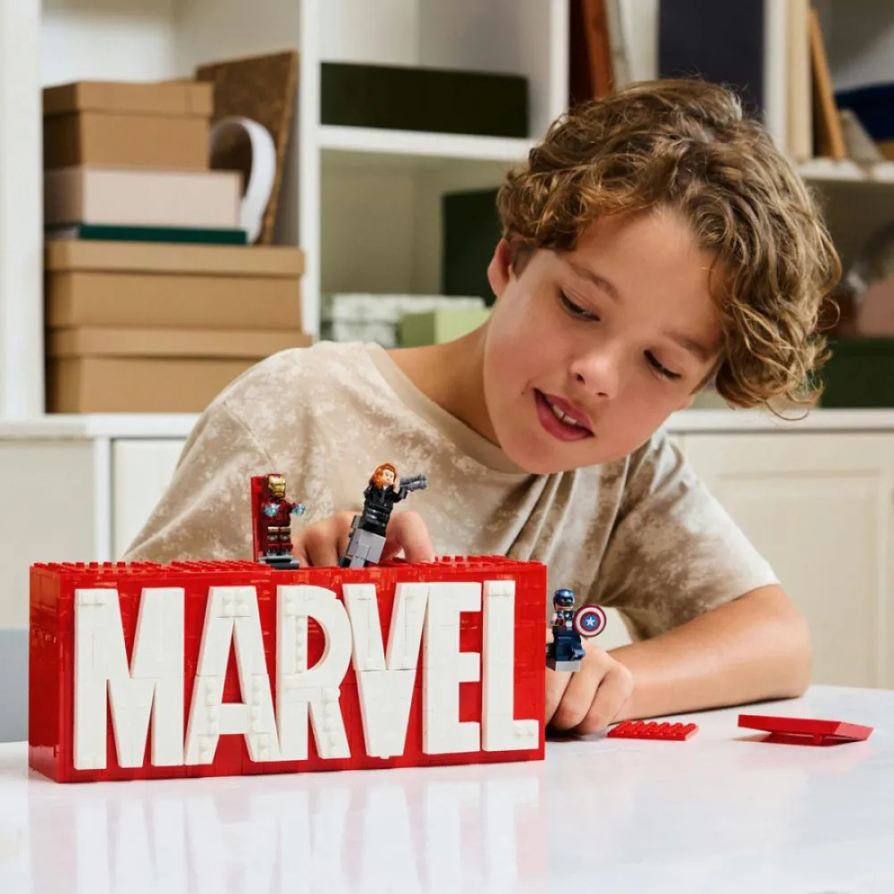 Marvel 76313 MARVEL-Logo und Minifiguren