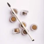 Uoga Uoga Cremige Augenbrauen-Pomade (2,5 ml) 797 Pebbles & Salt - Blonde - 3 Nuancen für optisch dichtere Augenbrauen
