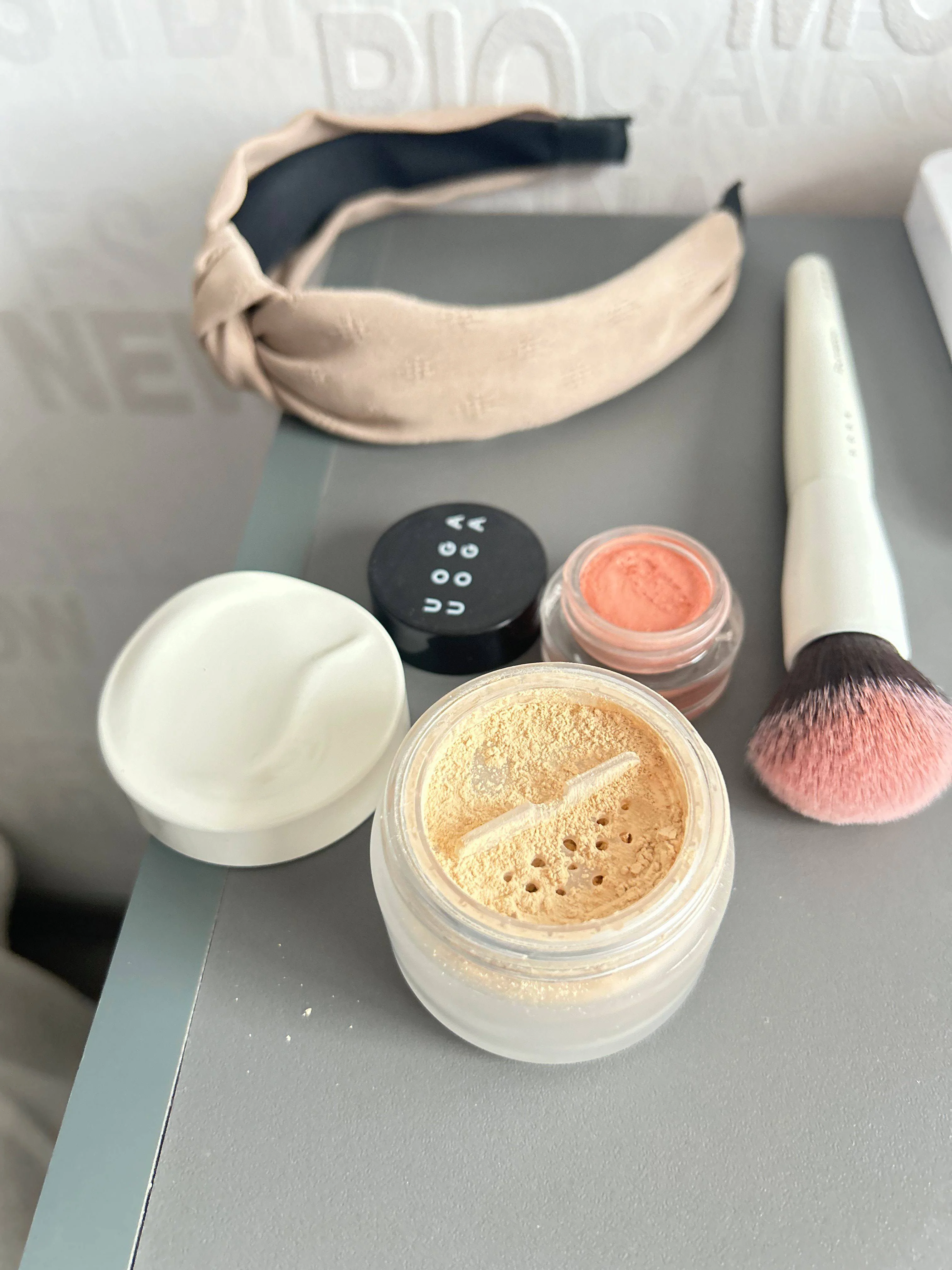 Uoga Uoga Mattierendes Fixierpuder (5 g) - Happy Ending - ideal für fettige Haut