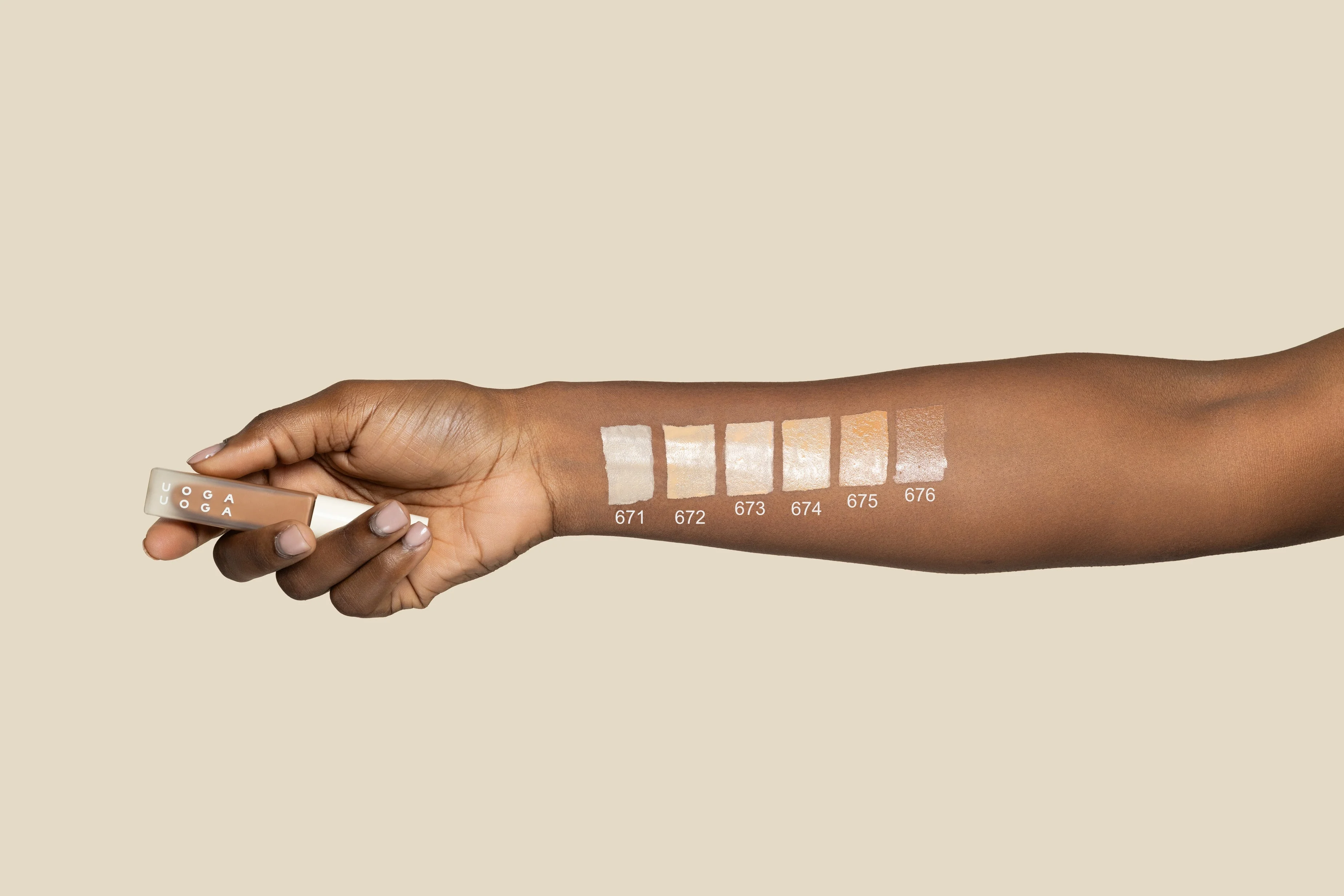 Uoga Uoga Flüssiger Concealer (5 ml) Invisible Hero Nr. 4 - 674 Medium Warm - der unsichtbare Held gegen Hautunreinheiten