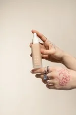 Uoga Uoga Flüssiges mineralisches Make-up und Serum LSF 20 BIO (30 ml) 682 Foamy Sea - spendet Feuchtigkeit und schützt die Haut