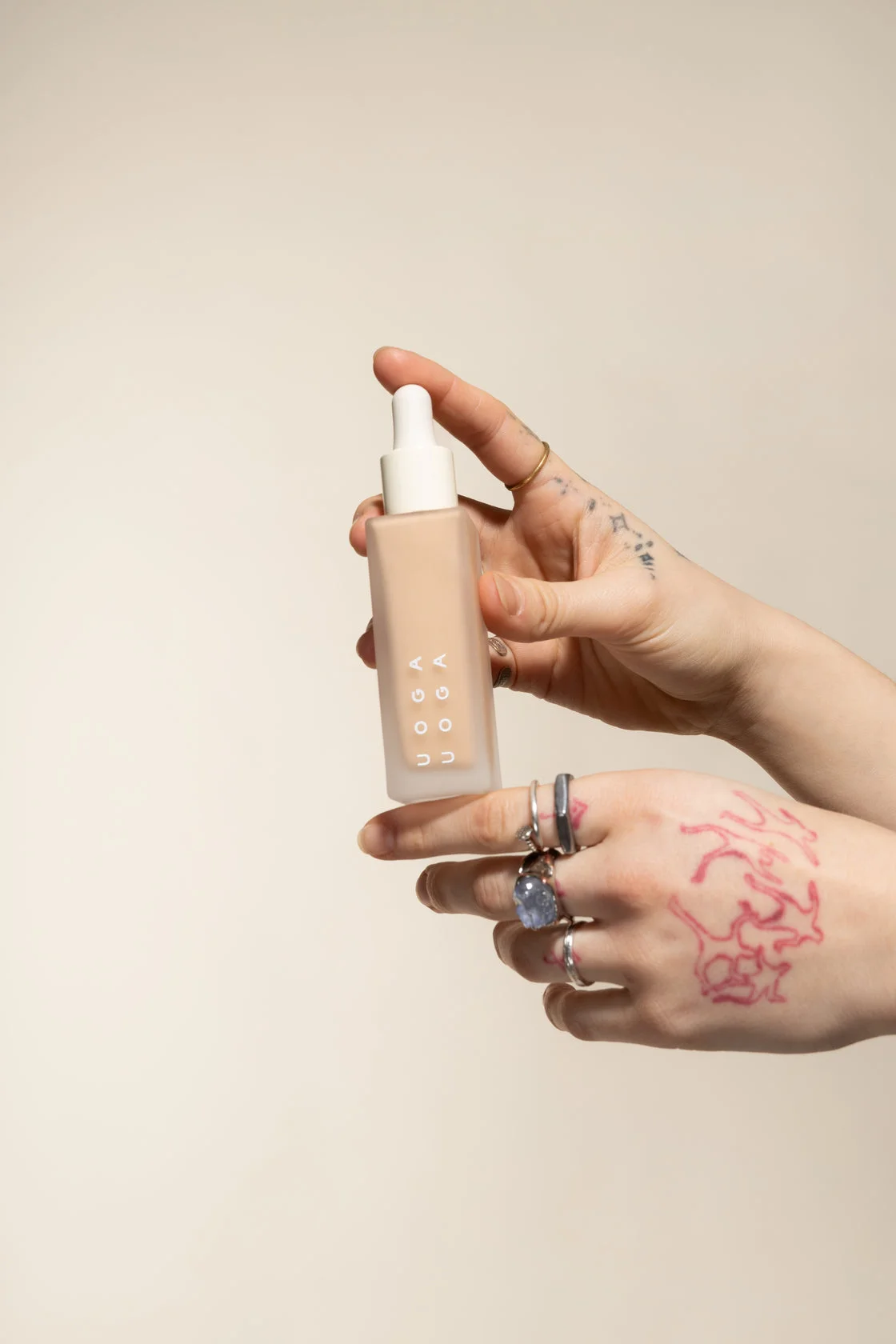 Uoga Uoga Flüssiges Mineral-Make-up und Serum LSF 20 BIO (30 ml) 688 Reflecting Stars - spendet Feuchtigkeit und schützt die Haut
