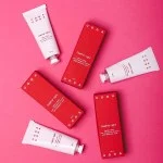 Uoga Uoga Nährende Handcreme Feather-light mit Bio-Preiselbeeren (40 ml) - für trockene und strapazierte Haut