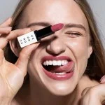 Uoga Uoga Pflegender Lippenstift (4 g) 614 Candyberry - 6 Farbtöne auf Mineralbasis
