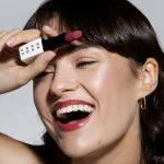 Uoga Uoga Nährender Lippenstift (4 g) 616 Wildberry - 6 Farbtöne auf Mineralbasis