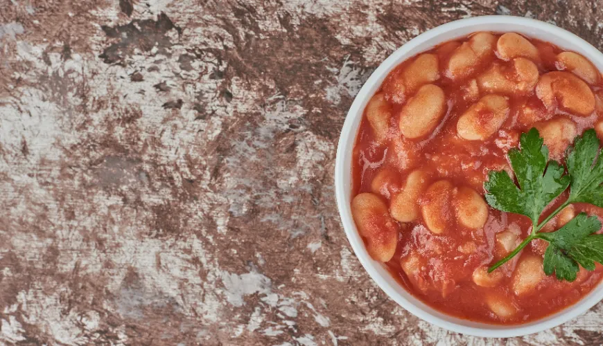 Entdecken Sie den Zauber von Bohnen in einer einfachen Tomatensauce