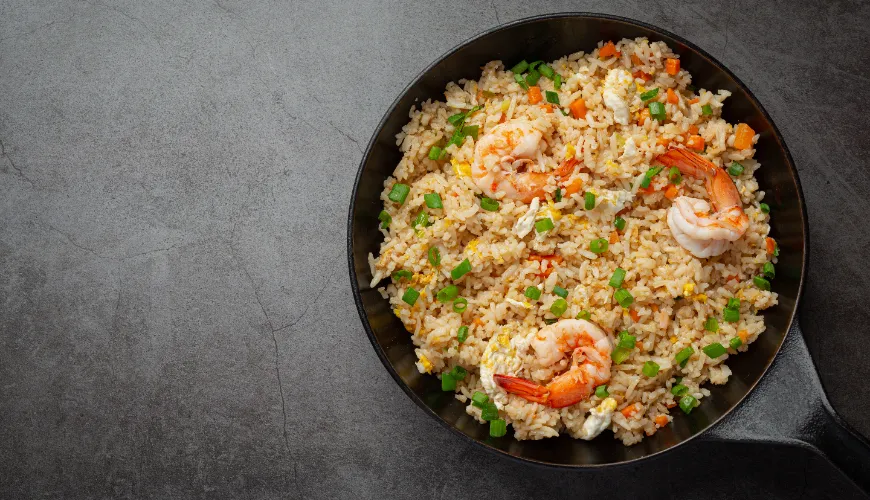 Bereiten Sie authentisches indonesisches Nasi Goreng zu