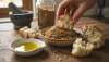 Dukkah ist eine knusprige ägyptische Mischung zum Dippen von Brot in Öl