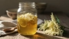 Duftender Holunderblütensirup ohne Kochen dank Kaltmazeration