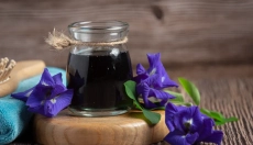 Das natürliche Schönheitsgeheimnis verbirgt sich im Borretschöl.