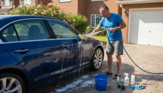 Wie umweltschonendes Autowaschen Wasser und Geld spart