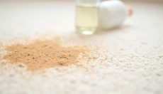 Wie man einen Teppich mit Natron reinigt und ihm ein frisches Aussehen verleiht