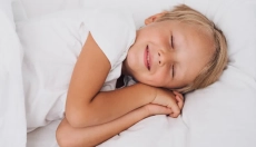 Nützliche Tipps, um nächtlichen Husten bei Kindern zu stoppen