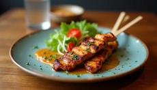 Hähnchen-Satay als beliebtes Gericht in tschechischen Restaurants