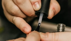 Was bedeuten vertikale Rillen auf Ihren Nägeln?