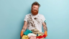 Wie man Fettflecken aus der Kleidung entfernt