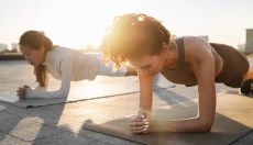 Der Plank ist eine einfache Übung, die die Körpermitte stärkt, wenn sie korrekt ausgeführt wird.