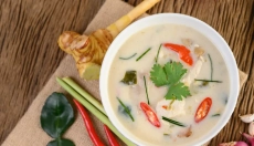 Rezept für Tom Kha Gai, der Sie mit seinem Geschmack erwärmt und verzaubert