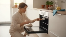 Beseitigen Sie mühelos den Schmutz zwischen den Glasscheiben der Ofentür