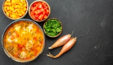 Bewahren Sie sich den Sommer mit eingemachtem Gemüse-Lecsó