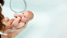Baden des Babys ohne Stress und mit Freude