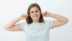 Wie geht man mit einem durch Erkältung verstopften Ohr um?