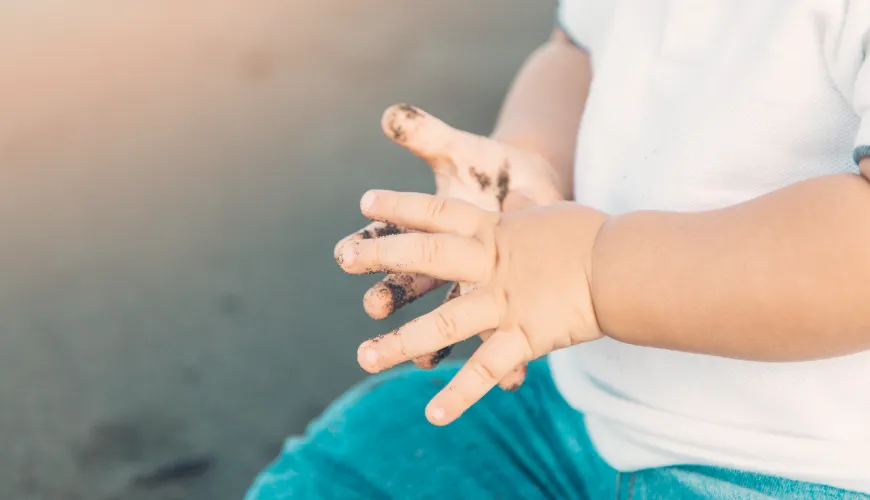Was bedeuten Händezittern bei Kindern und wann sollte man zum Arzt gehen?